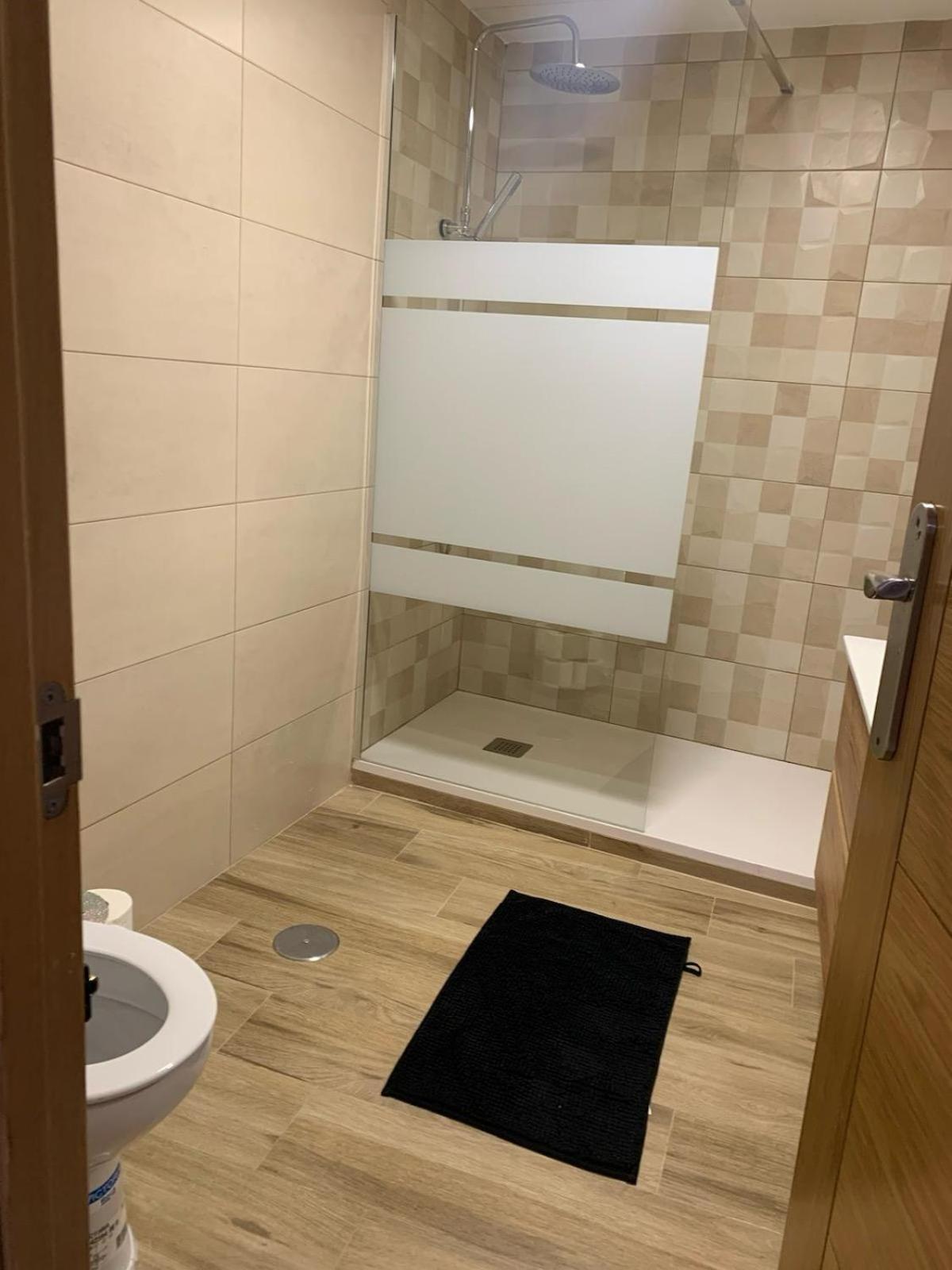 Apartamento Completo Para 8 Personas A 5 Minutos Del Aeropuerto E Ifema Appartement Madrid Buitenkant foto