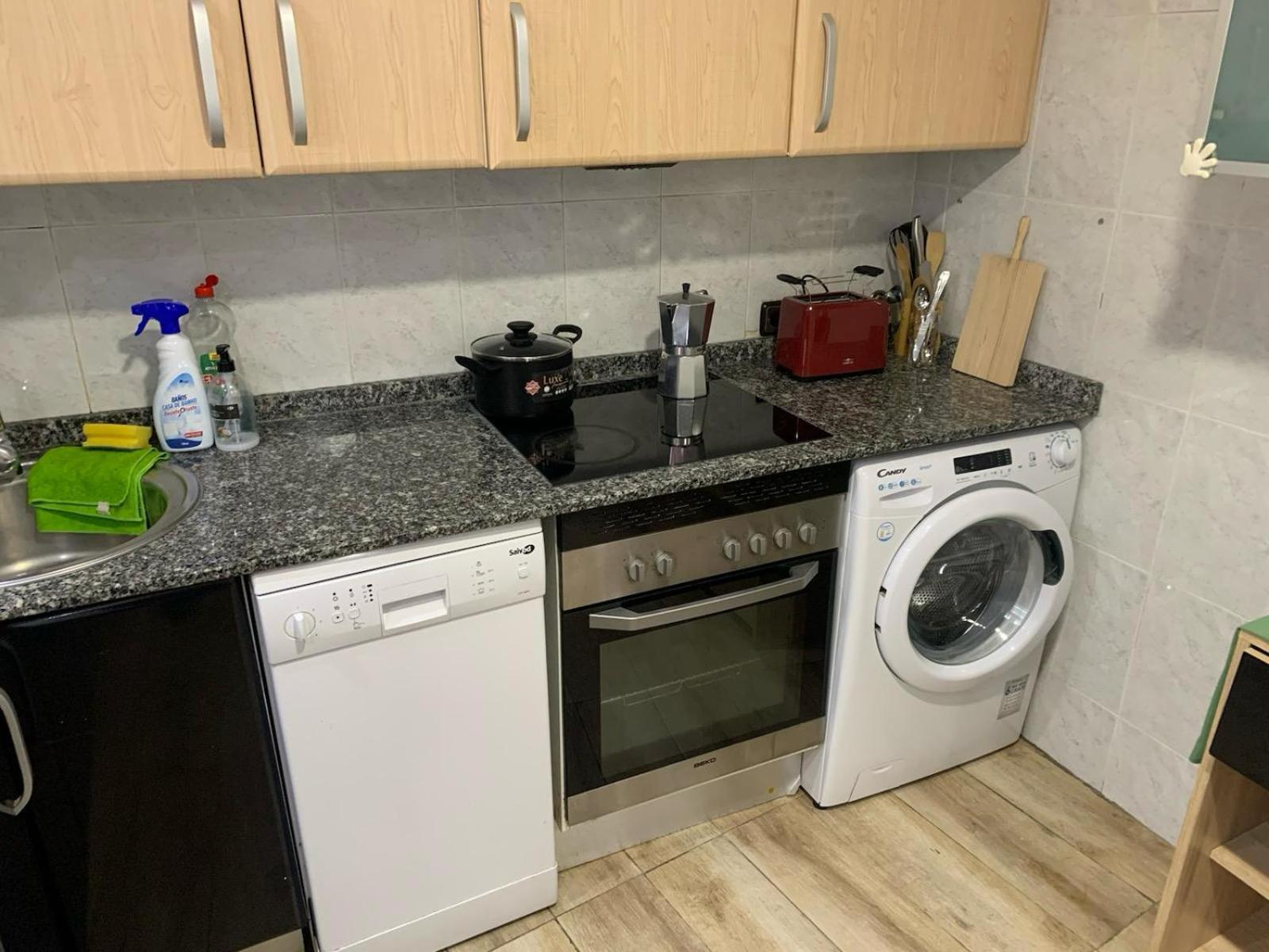 Apartamento Completo Para 8 Personas A 5 Minutos Del Aeropuerto E Ifema Appartement Madrid Buitenkant foto